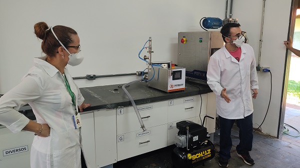 Professor Lucas de Paula no treinamento, à frente do equipamento doado