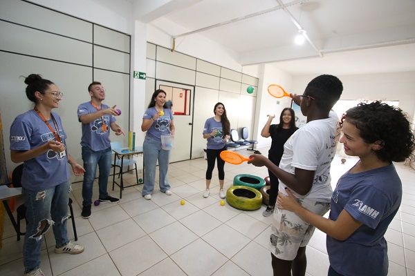 Equipe do projeto em atividades com criança sobre o skate