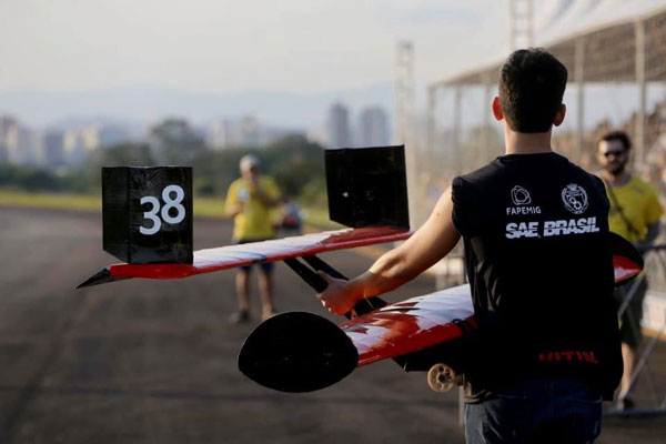 Victor Heanna Fischer levando o TRG-190 para pista de decolagem