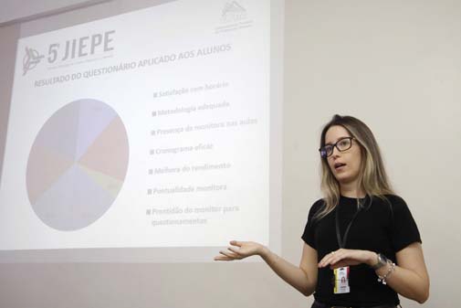 Aluna apresenta projeto de Ensino